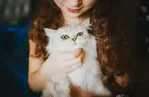 une petite fille avec un chat dans les bras
