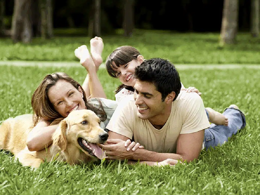 Une famille heureuse avec son animal de compagnie